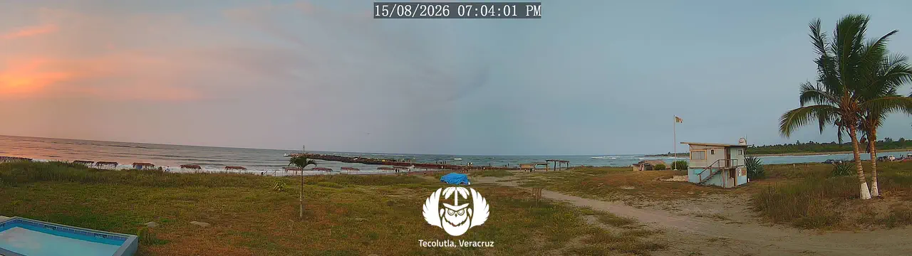 Vista panorámica de la playa y las escolleras desde Casa Arena, en Tecolutla, Veracruz.