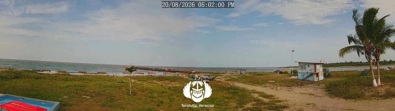 Vista panorámica de la playa y las escolleras desde Casa Arena, en Tecolutla, Veracruz.