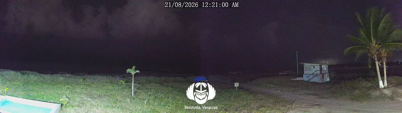 Vista panorámica de la playa y las escolleras desde Casa Arena, en Tecolutla, Veracruz.