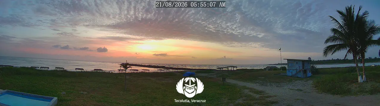 Vista panorámica de la playa y las escolleras desde Casa Arena, en Tecolutla, Veracruz.