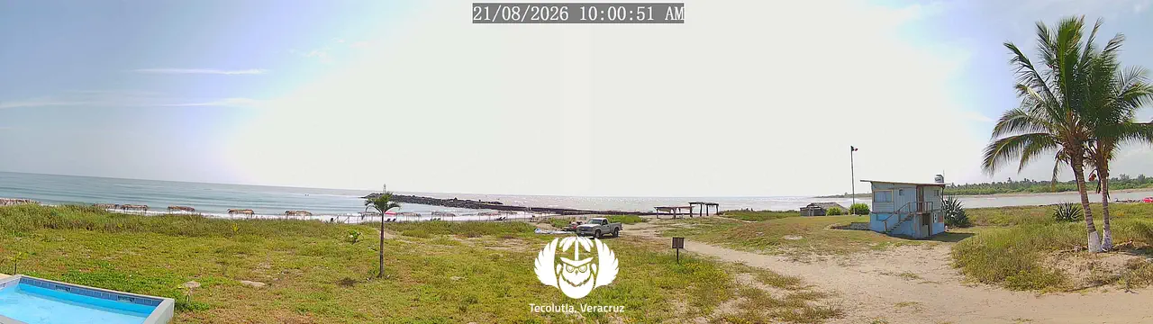 Vista panorámica de la playa y las escolleras desde Casa Arena, en Tecolutla, Veracruz.