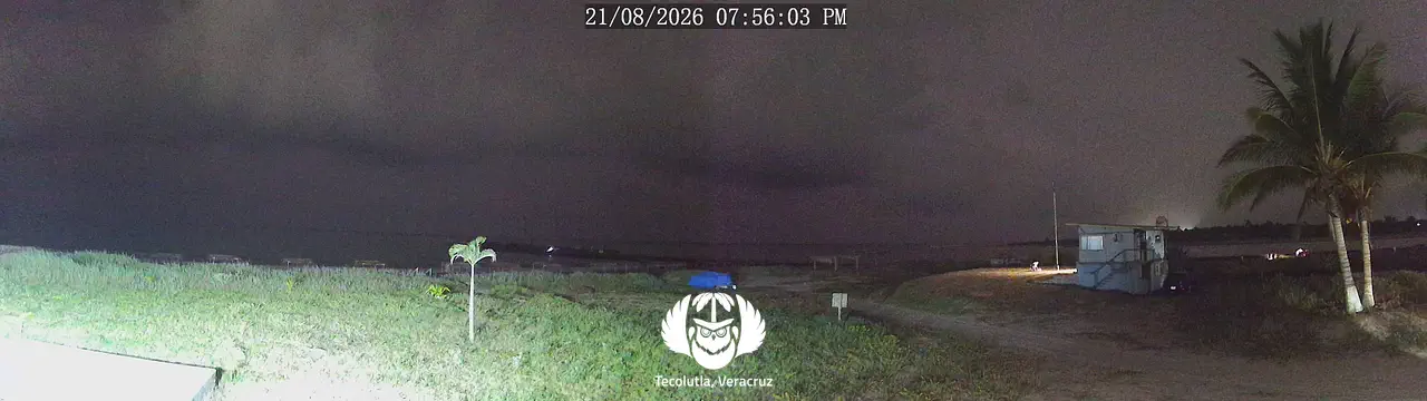 Vista panorámica de la playa y las escolleras desde Casa Arena, en Tecolutla, Veracruz.