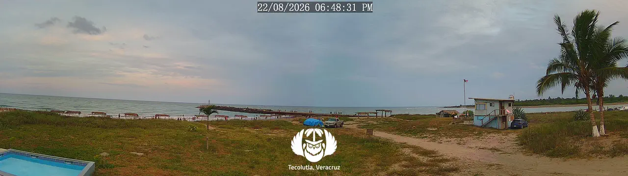 Vista panorámica de la playa y las escolleras desde Casa Arena, en Tecolutla, Veracruz.