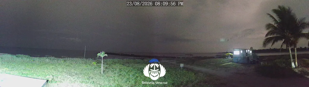 Vista panorámica de la playa y las escolleras desde Casa Arena, en Tecolutla, Veracruz.