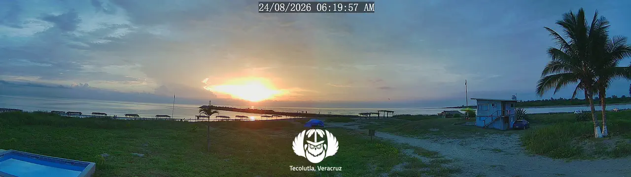 Vista panorámica de la playa y las escolleras desde Casa Arena, en Tecolutla, Veracruz.