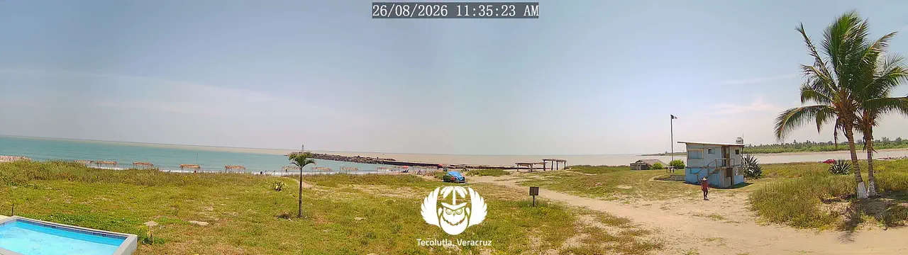Vista panorámica de la playa y las escolleras desde Casa Arena, en Tecolutla, Veracruz.