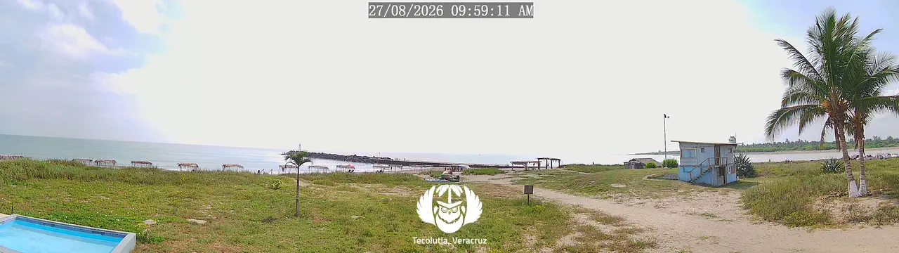Vista panorámica de la playa y las escolleras desde Casa Arena, en Tecolutla, Veracruz.